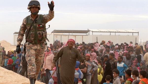 A Jordanian soldier stands guard as Syrian refugees (file) - Sputnik Brasil