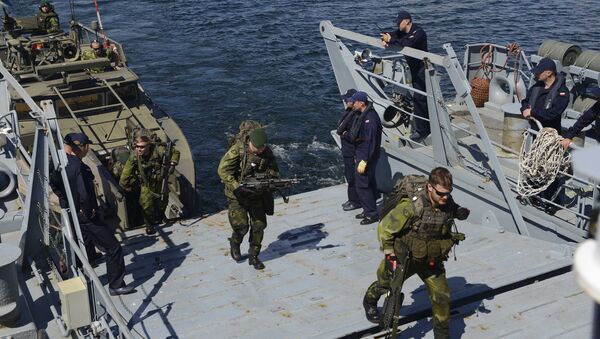 Suecos sobem a bordo de navio de guerra polonês durante os exercícios militares BALTOPS da OTAN - Sputnik Brasil