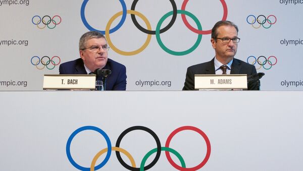 Em 21 de junho de 2016 (data da foto), o presidente do COI, Thomas Bach (esquerda), e o diretor de comunicação do COI, Mark Adams (direita) anunciaram a decisão de não afastar toda a seleção da Rússia dos Jogos Olímpicos no Rio de Janeiro - Sputnik Brasil