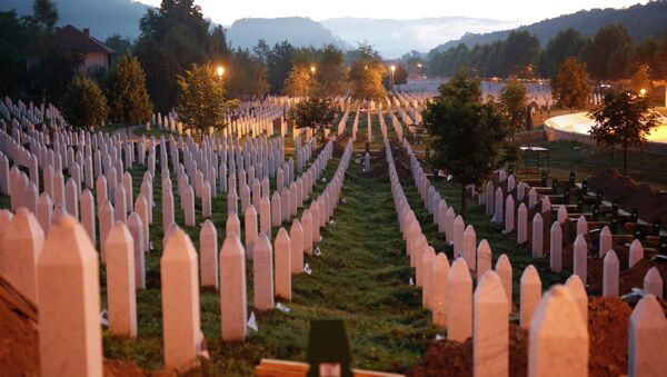 Lápides ao nascer do sol em um complexo memorial perto de Srebrenica, a 150 km de Sarajevo, na Bósnia e Herzegovina - Sputnik Brasil