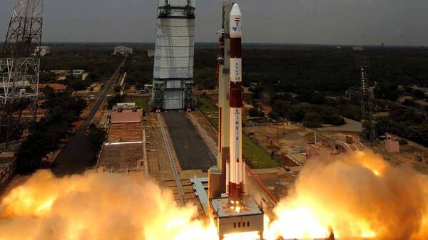 Organização Indiana de Pesquisa Espacial (ISRO) lança o Polar Satellite Launch Vehicle C-34 (PSLV) do centro espacial Satish Dhawan, em 23 de setembro 2009 (imagem de arquivo) - Sputnik Brasil