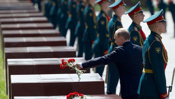 Em 22 de junho de 2016, 75 anos depois do início da ofensiva nazista contra a URSS e início da Grande Guerra pela Pátria, o presidente russo Vladimir Putin depositou flores no memorial que ronda o Kremlin de Moscou - Sputnik Brasil