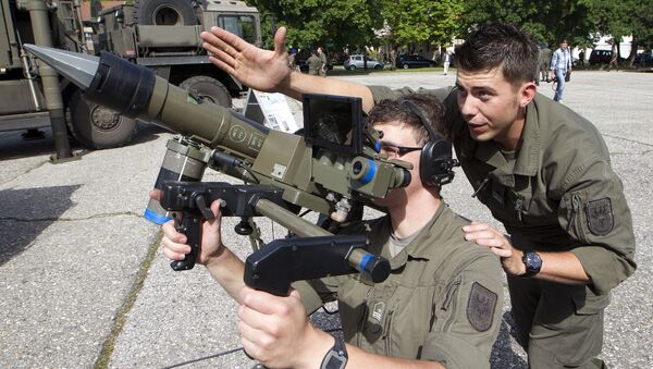 Dois soldados da Áustria  com míssil balístico Mistral - Sputnik Brasil