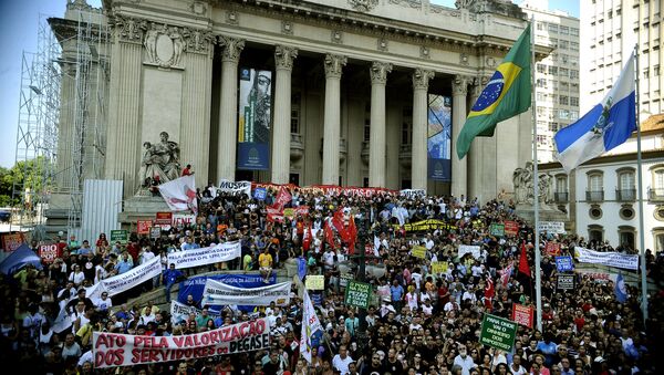 Protesto de servidores estaduais na Assembleia Legislativa no  Centro do Rio de Janeiro - Sputnik Brasil
