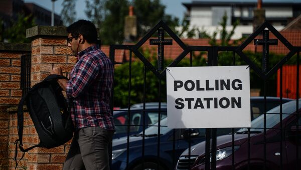 Homem perto de posto de votação, Reino Unido, 23 de maio de 2016 - Sputnik Brasil
