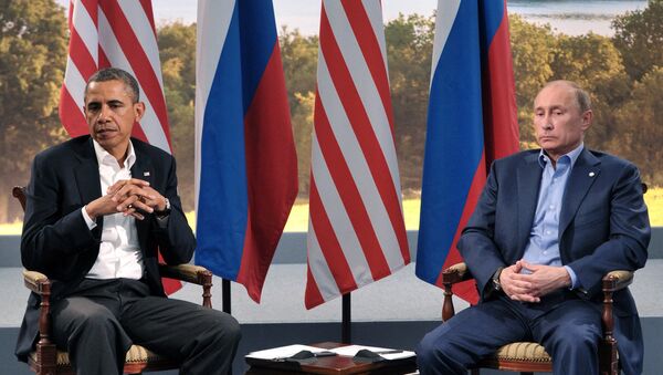 Russian President Vladimir Putin, right, and U.S. President Barack Obama have a meeting within the framework of the G8 summit in Northern Ireland, 17 June 2013 - Sputnik Brasil