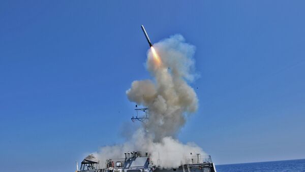 The guided missile destroyer USS Barry (DDG 52) launches a Tomahawk cruise missile - Sputnik Brasil