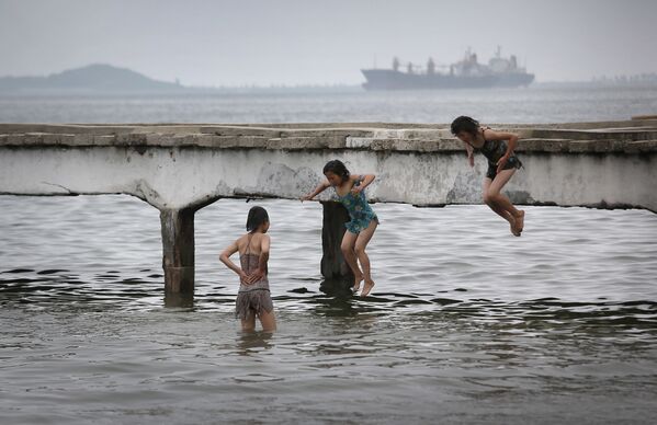 Nesta foto de 21 de junho de 2016, crianças norte-coreanas se divertem na beira do mar na cidade portuária de Wongson, na província de Kangwon - Sputnik Brasil