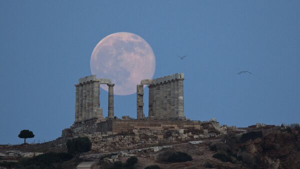 Lua aparece na frente do templo de Poséidon, no cabo Sounion, ao sudeste de Atenas, Grécia, em 20 de junho de 2016 - Sputnik Brasil