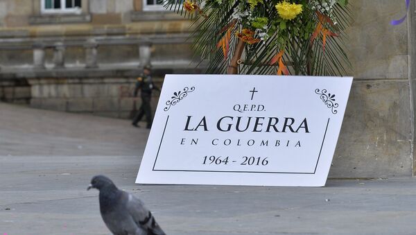 A dove rests by a wreath placed before the statue of XIXth Century Latin American Liberator Simon Bolivar at Bogota's main square on June 23, 2016 - Sputnik Brasil