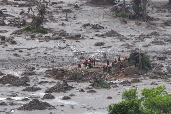 Bombeiros trabalhando nos resgates após o rompimento da barragem da Samarco em Mariana - Sputnik Brasil