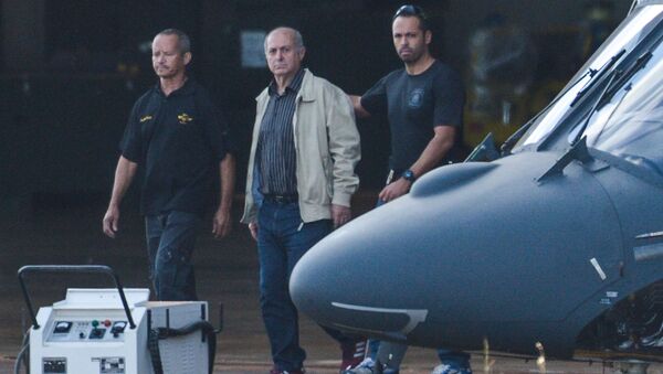 Paulo Bernardo é levado por Agentes para o avião da Polícia Federal rumo a São Paulo - Sputnik Brasil