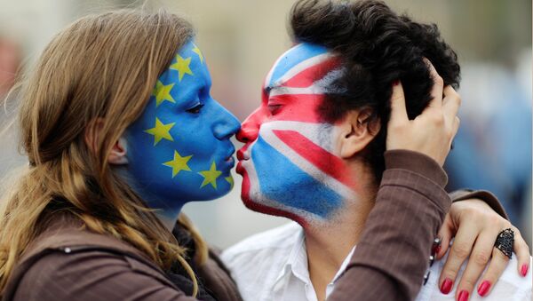 Dois ativistas com a bandeira da UE e Union Jack pintadas em suas caras beijam-se em frente ao Portão de Brandenburgo para protestar contra Brexit em Berlim. 19 de junho e 2016 - Sputnik Brasil
