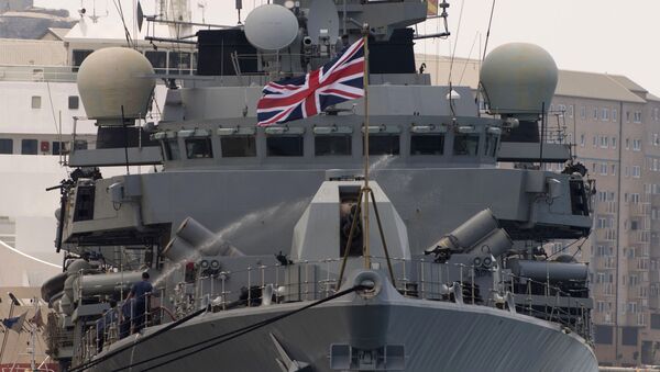 O navio britânico HMS Westminster se desloca pelo porto de Gibraltar - Sputnik Brasil