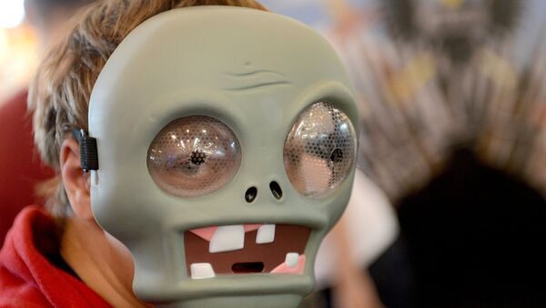 Visitante da exibição IgroMir (Mundo de jogos) vestindo um máscara de zumbi do jogo Plant vs. Zombies, Moscou, Rússia (foto de arquivo) - Sputnik Brasil