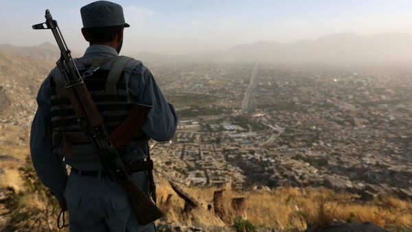 Nesta foto de 21 de junho de 2016, um policial do Afeganistão olha a cidade de Cabul, capital do país, de uma elevação - Sputnik Brasil