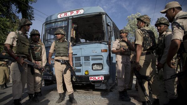 Forças de segurança da Índia em Pampore, nos arredores de Srinagar, Caxemira - Sputnik Brasil
