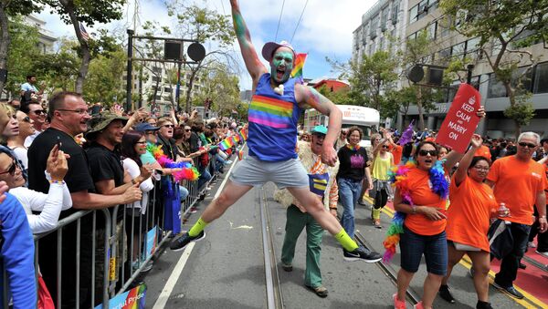 Benj Curtis salta de alegria durante a parada anual do orgulho gay em San Francisco, Califórnia, em 28 de junho de 2015, dois dias depois de o Supremo Tribunal os EUA marcar decisão de legalizar o casamento homossexual em todo o país. - Sputnik Brasil