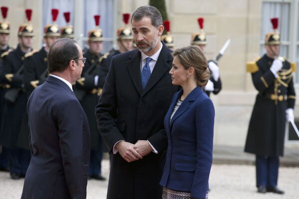 François Hollande, Filipe VI da Espanha e rainha Letícia da Espanha em Paris - Sputnik Brasil