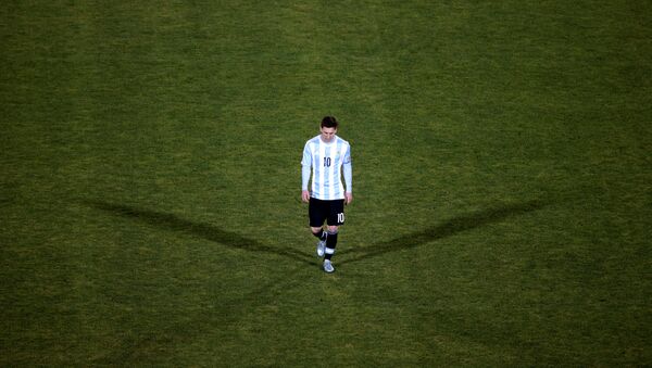 Nesta foto, Lionel Messi caminha pelo campo do Estádio Nacional de Santiago de Chile após o time nacional da Argentina ter perdido aos anfitriões, em 26 de junho de 2016 - Sputnik Brasil