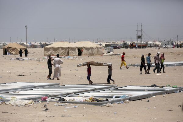 Mais uma foto do campo de refugiados internos da cidade de Fallujah, tomada em 25 de junho de 2016. As forças governamentais do Iraque pediram os moradores de Fallujah para saírem da cidade antes de realizar uma ofensiva contra o Daesh - Sputnik Brasil