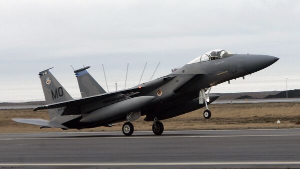 Caça F15 aterrisa na base aérea de  Keflavik na Islândia (foto de arquivo) - Sputnik Brasil