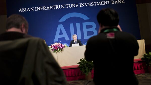 Jin Liqun (C), the first president of the Asian Infrastructure Investment Bank (AIIB), speaks to journalists during a press conference in Beijing on January 17, 2016 - Sputnik Brasil