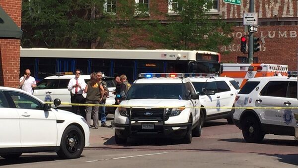 Veículos da polícia ocupam esquina da 15ª com a Wynkoop após um tiroteio ser relatado na cidade de Denver, estado do Colorado, nos EUA - Sputnik Brasil