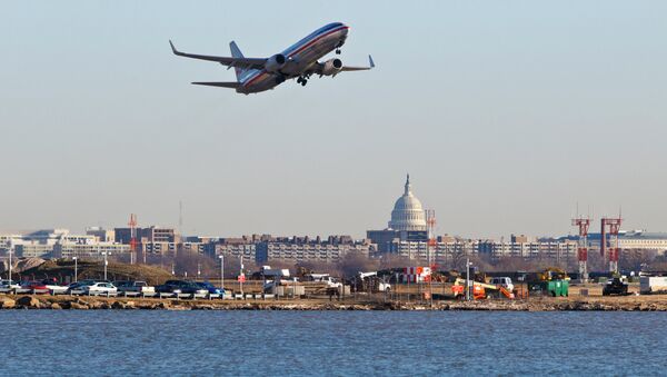 An American Airlines jet takes off from Reagan National Airport in Washington - Sputnik Brasil