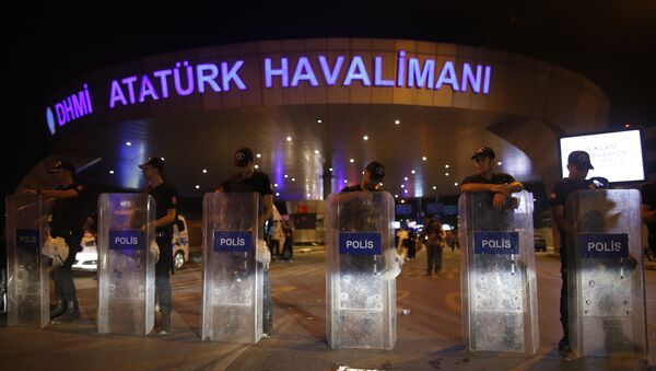 Turkish police block the entrance to Istanbul's Ataturk airport - Sputnik Brasil