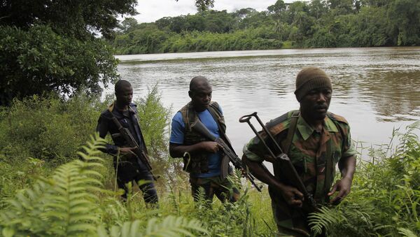 nesta foto de 21 de maio de 2016, um grupo de soldados da Costa do Marfim patrulham uma area abandonada em 2011, na fronteira do país com a Libéria, assolada então por uma guerra civil - Sputnik Brasil