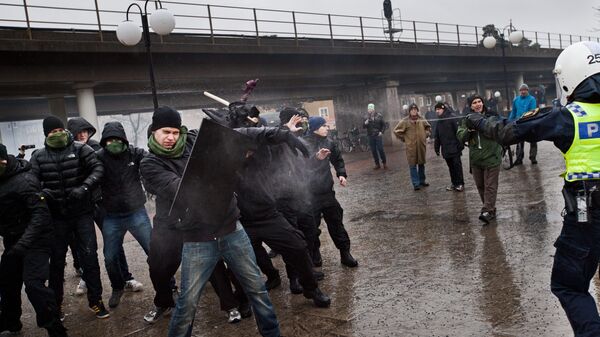 Polícia tenta impedir extremistas de direita de atacar manifestantes antinazistas no subúrbio de Karrtorp, em Estocolmo, em 15 de dezembro de 2013. - Sputnik Brasil