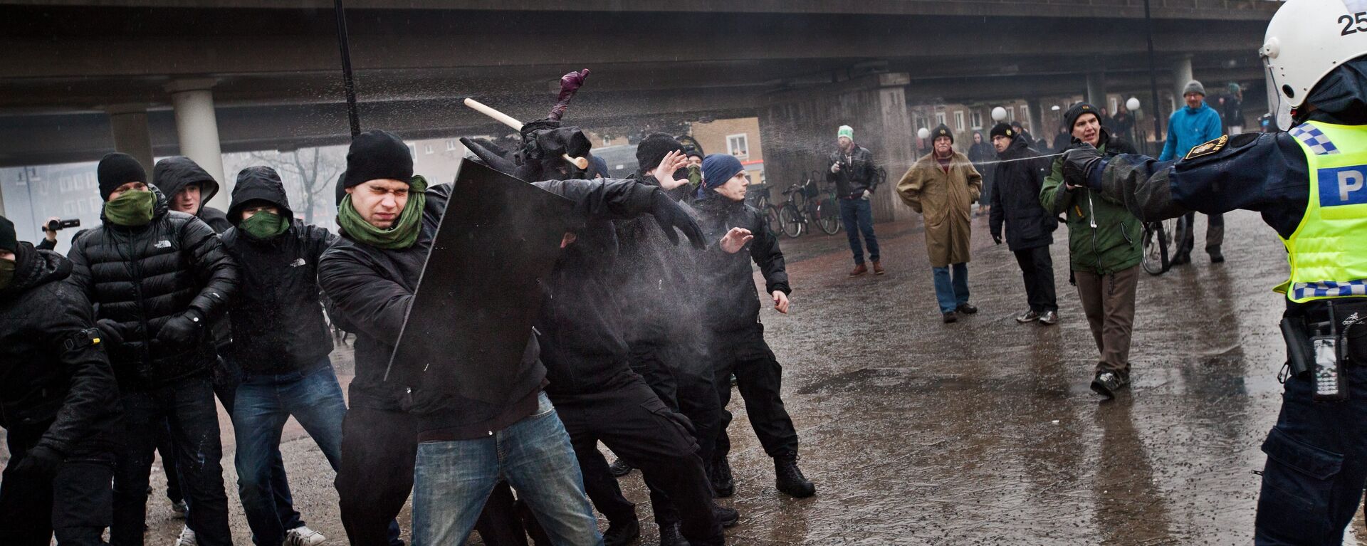 Polícia tenta impedir extremistas de direita de atacar manifestantes antinazistas no subúrbio de Karrtorp, em Estocolmo, em 15 de dezembro de 2013. - Sputnik Brasil, 1920, 15.04.2022