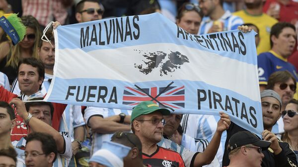Torcedores seguram uma faixa com os dizeres 'Malvinas Argentinas - fora piratas', durante as quartas de final da Copa do Mundo de 2014 entre Argentina e Bélgica - Sputnik Brasil