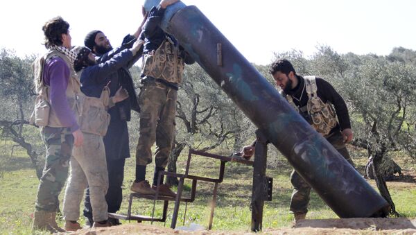Rebel fighters from Suqour al-Sham Brigade prepare to launch a locally made shell towards forces loyal to Syria's president Bashar Al-Assad who are stationed in checkpoints surrounding the city of Idlib - Sputnik Brasil