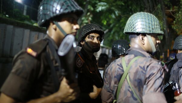 Polícia em Dhaka, Bangladesh, cercou restaurante atacado por terroristas - Sputnik Brasil