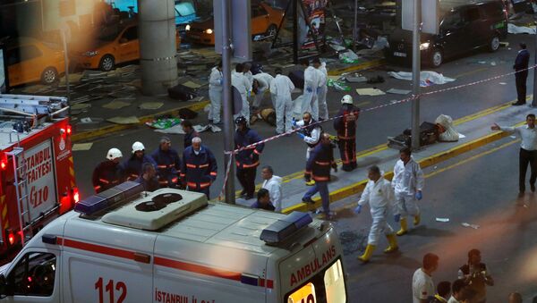 Forensic experts work outside Turkey's largest airport, Istanbul Ataturk, Turkey, following a blast, June 28, 2016. - Sputnik Brasil