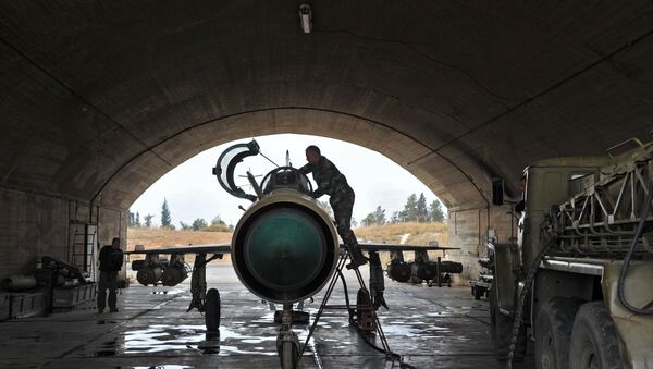 MiG-21 da Força Aérea síria está sendo preparado para missão - Sputnik Brasil