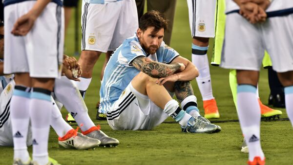 Argentina's Lionel Messi waits to receive the second place medal during the Copa America Centenario awards ceremony in East Rutherford, New Jersey, United States, on June 26, 2016 - Sputnik Brasil