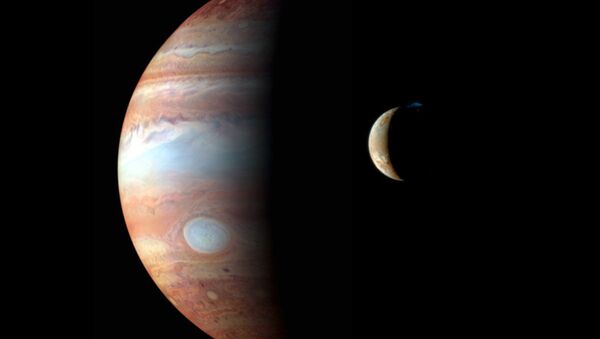Júpiter e a sua lua - Sputnik Brasil