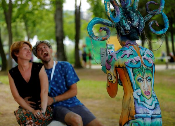 Visitantes posam durante o Festival Mundial de Bodypainting em Portschach, no dia 1 de julho de 2016 - Sputnik Brasil