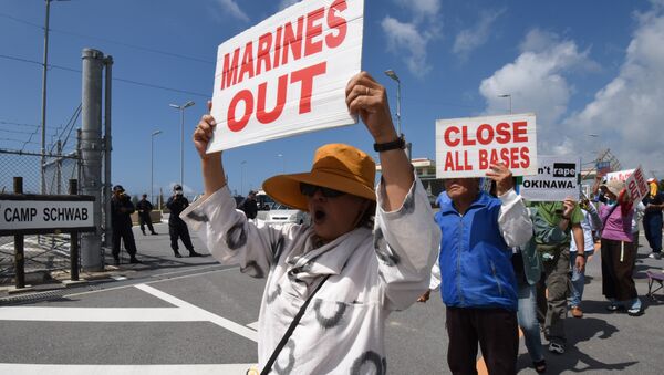 Protesto de habitantes de Okinawa em frente da base em Nago, Japão, junho de 2016 - Sputnik Brasil