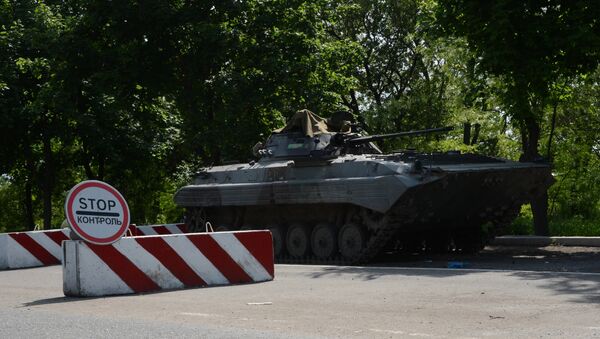 Um veículo de combate de infantaria (VCI) nas ruas de uma cidade ucraniana - Sputnik Brasil