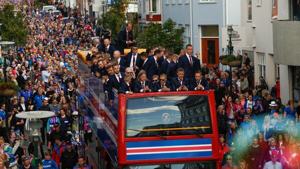 Seleção da Islândia festejada na volta da Euro 2016 - Sputnik Brasil