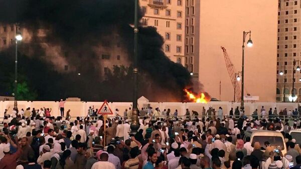 Muçulmanos se reúnem depois de um suicida detonar uma bomba perto da Mesquita do Profeta em Medina, Arábia Saudita, 04 de julho de 2016 - Sputnik Brasil