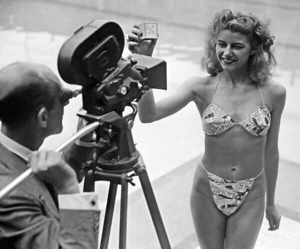 A foto, tirada em 5 de julho de 1946, mostra uma candidata ao título da mais bela banhista na piscina Molitor em Paris, que foi a primeira a vestir um biquíni - Sputnik Brasil