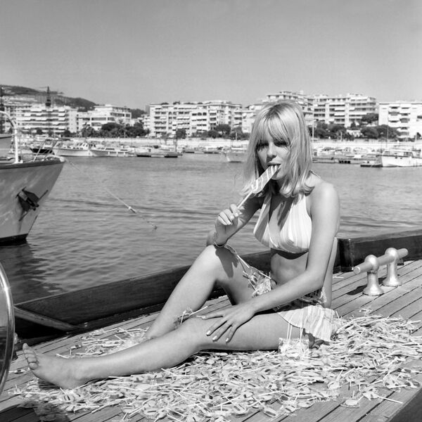 A cantora francesa France Gall durante suas férias em Cannes - Sputnik Brasil