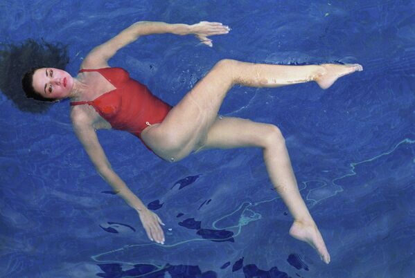 Uma das participantes de nado sincronizado durante uma sessão de fotos - Sputnik Brasil