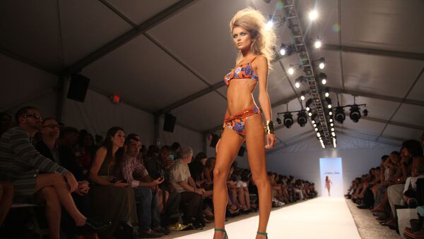Uma modelo mostra o biquíni de Dolores Cortes, durante a semana de moda Mercedes-Benz Fashion em Miami (EUA), 19 de julho de 2013 - Sputnik Brasil