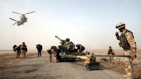 Soldados da artilharia britânica recebem um canhão lançado do helicóptero, península Fao, sul do Iraque, março de 2003 - Sputnik Brasil